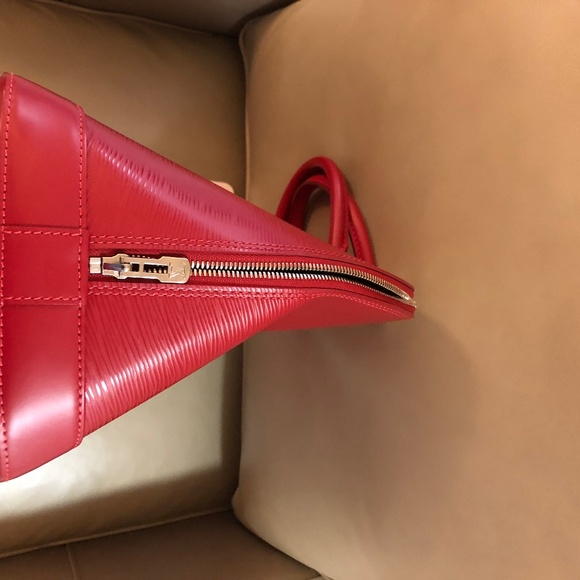 Louis Vuitton EPI Alma GM Carmine - EXCELLENT BARELY USED CONDITION Red Satchel - Picture 12 of 16